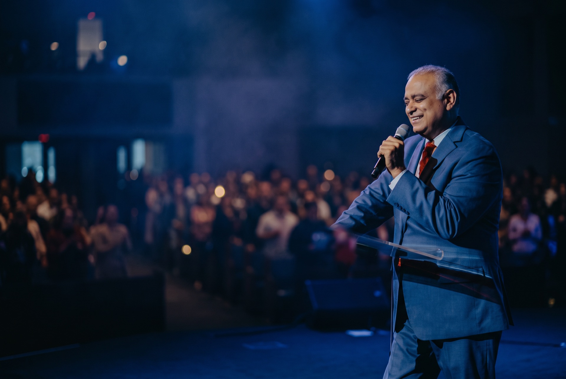 Pastor sonriendo mientras predica en The Vine Apostolic Church