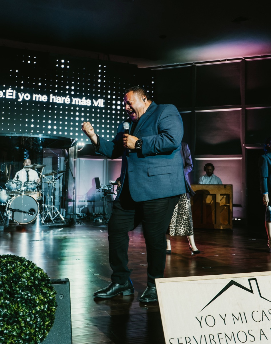 Pastor predicando desde la plataforma en The Vine